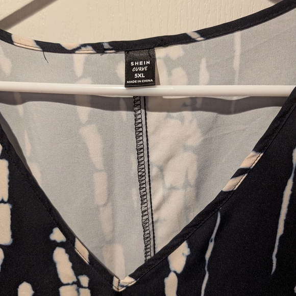 Elegant Black and White Women's Dress Perfect For Moomoo Party - Picture 4 of 5